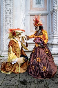 La parade des costumés du carnaval de Venise 2026 devant l'église de San Zaccaria.