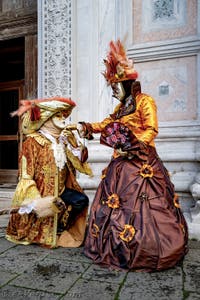 La parade des costumés du carnaval de Venise 2026 devant l'église de San Zaccaria.