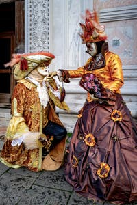 La parade des costumés du carnaval de Venise 2026 devant l'église de San Zaccaria.
