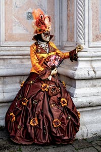 La parade des costumés du carnaval de Venise 2026 devant l'église de San Zaccaria.