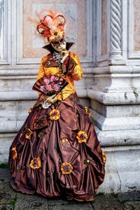 La parade des costumés du carnaval de Venise 2026 devant l'église de San Zaccaria.