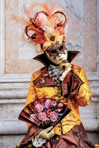 La parade des costumés du carnaval de Venise 2026 devant l'église de San Zaccaria.