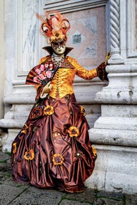 La parade des costumés du carnaval de Venise 2026 devant l'église de San Zaccaria.