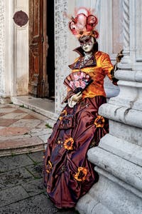 La parade des costumés du carnaval de Venise 2026 devant l'église de San Zaccaria.