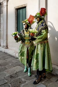 La parade des costumés du carnaval de Venise 2026 devant l'église de San Zaccaria.