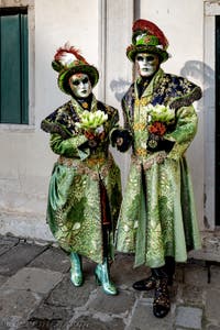 La parade des costumés du carnaval de Venise 2026 devant l'église de San Zaccaria.