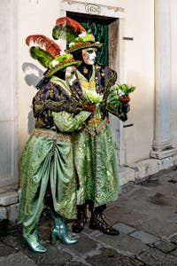 La parade des costumés du carnaval de Venise 2026 devant l'église de San Zaccaria.
