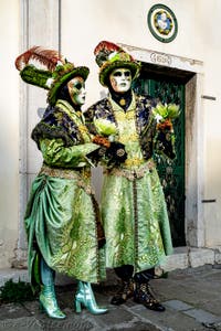 La parade des costumés du carnaval de Venise 2026 devant l'église de San Zaccaria.