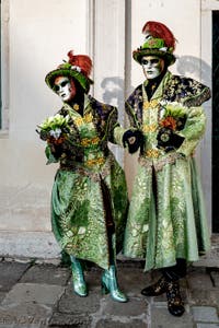 La parade des costumés du carnaval de Venise 2026 devant l'église de San Zaccaria.