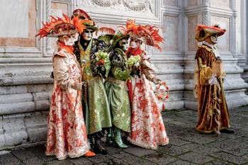 La parade des costumés du carnaval de Venise 2026 devant l'église de San Zaccaria.