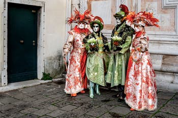 La parade des costumés du carnaval de Venise 2026 devant l'église de San Zaccaria.