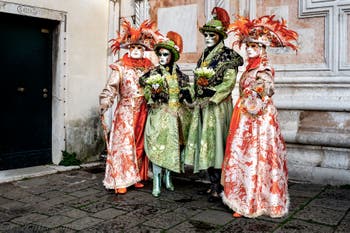 La parade des costumés du carnaval de Venise 2026 devant l'église de San Zaccaria.