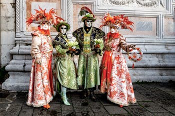 La parade des costumés du carnaval de Venise 2026 devant l'église de San Zaccaria.