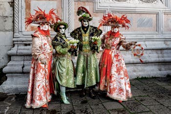 La parade des costumés du carnaval de Venise 2026 devant l'église de San Zaccaria.