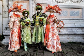 La parade des costumés du carnaval de Venise 2026 devant l'église de San Zaccaria.