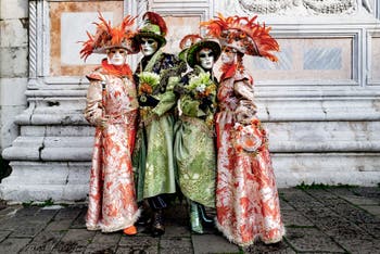 La parade des costumés du carnaval de Venise 2026 devant l'église de San Zaccaria.
