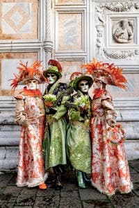 La parade des costumés du carnaval de Venise 2026 devant l'église de San Zaccaria.