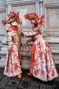 La parade des costumés du carnaval de Venise 2026 devant l'église de San Zaccaria.