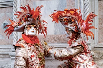La parade des costumés du carnaval de Venise 2026 devant l'église de San Zaccaria.