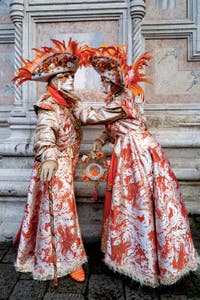 La parade des costumés du carnaval de Venise 2026 devant l'église de San Zaccaria.