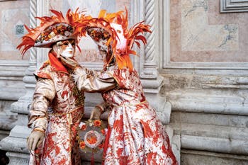 La parade des costumés du carnaval de Venise 2026 devant l'église de San Zaccaria.
