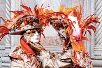 La parade des costumés du carnaval de Venise 2026 devant l'église de San Zaccaria.