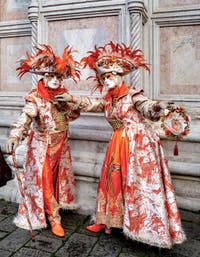 La parade des costumés du carnaval de Venise 2026 devant l'église de San Zaccaria.
