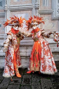 La parade des costumés du carnaval de Venise 2026 devant l'église de San Zaccaria.