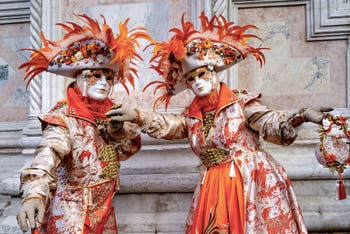 La parade des costumés du carnaval de Venise 2026 devant l'église de San Zaccaria.