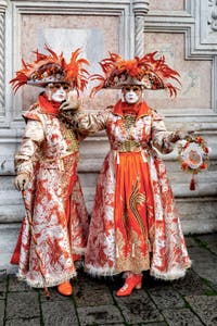 La parade des costumés du carnaval de Venise 2026 devant l'église de San Zaccaria.