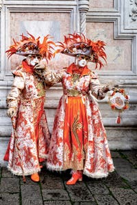 La parade des costumés du carnaval de Venise 2026 devant l'église de San Zaccaria.