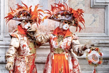 La parade des costumés du carnaval de Venise 2026 devant l'église de San Zaccaria.