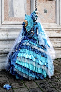 La parade des costumés du carnaval de Venise 2026 devant l'église de San Zaccaria.