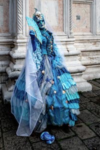 La parade des costumés du carnaval de Venise 2026 devant l'église de San Zaccaria.