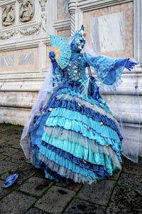 La parade des costumés du carnaval de Venise 2026 devant l'église de San Zaccaria.