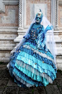 La parade des costumés du carnaval de Venise 2026 devant l'église de San Zaccaria.