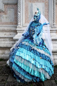 La parade des costumés du carnaval de Venise 2026 devant l'église de San Zaccaria.