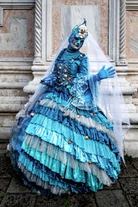 La parade des costumés du carnaval de Venise 2026 devant l'église de San Zaccaria.