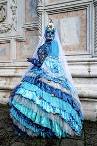 La parade des costumés du carnaval de Venise 2026 devant l'église de San Zaccaria.