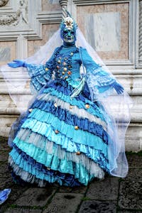 La parade des costumés du carnaval de Venise 2026 devant l'église de San Zaccaria.