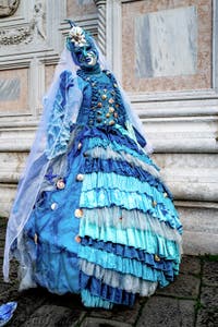 La parade des costumés du carnaval de Venise 2026 devant l'église de San Zaccaria.