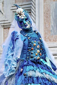 La parade des costumés du carnaval de Venise 2026 devant l'église de San Zaccaria.