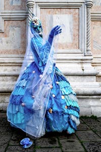 La parade des costumés du carnaval de Venise 2026 devant l'église de San Zaccaria.