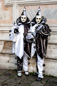 La parade des costumés du carnaval de Venise 2026 devant l'église de San Zaccaria.