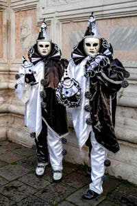 La parade des costumés du carnaval de Venise 2026 devant l'église de San Zaccaria.