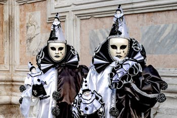 La parade des costumés du carnaval de Venise 2026 devant l'église de San Zaccaria.