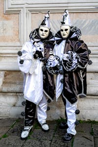 La parade des costumés du carnaval de Venise 2026 devant l'église de San Zaccaria.