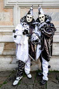 La parade des costumés du carnaval de Venise 2026 devant l'église de San Zaccaria.