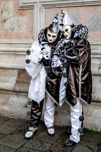 La parade des costumés du carnaval de Venise 2026 devant l'église de San Zaccaria.