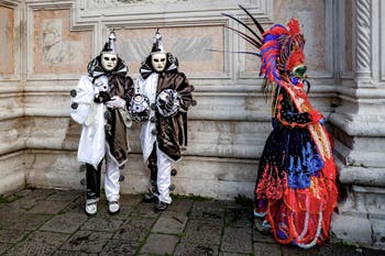 La parade des costumés du carnaval de Venise 2026 devant l'église de San Zaccaria.